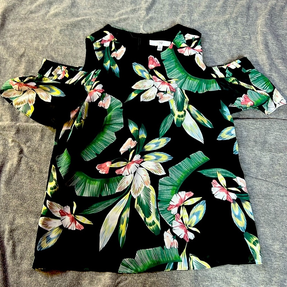 Floral cold shoulder short sleeved top